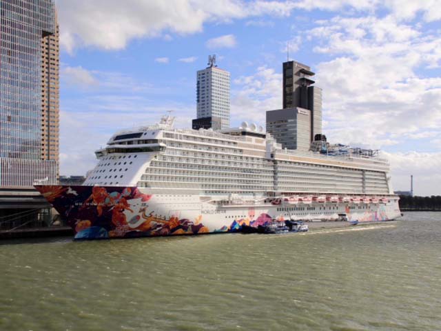 Cruiseschip ms World Dream van Dream Cruises aan de Cruise Terminal Rotterdam